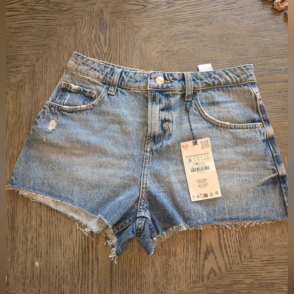 NWT Zara High Rise Jean Shorts Size 4 Distressed Blue